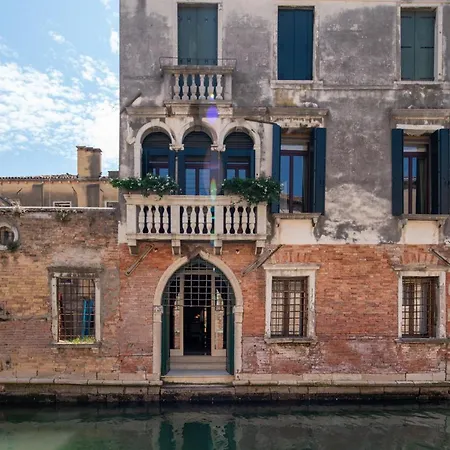 Canal View Apartment *