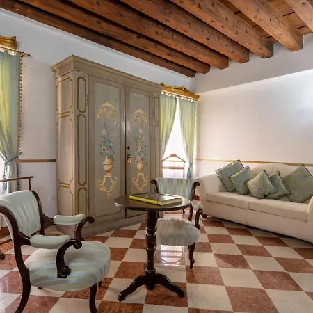 Canal View Apartment Venice