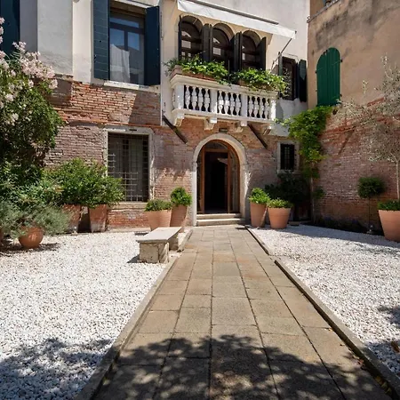 Canal View Apartment Venice