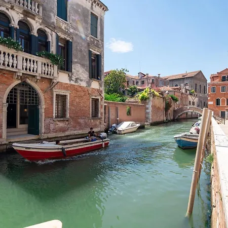 Canal View Apartment *