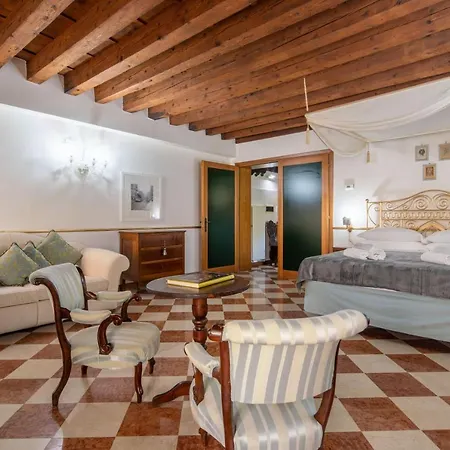 Canal View Apartment *